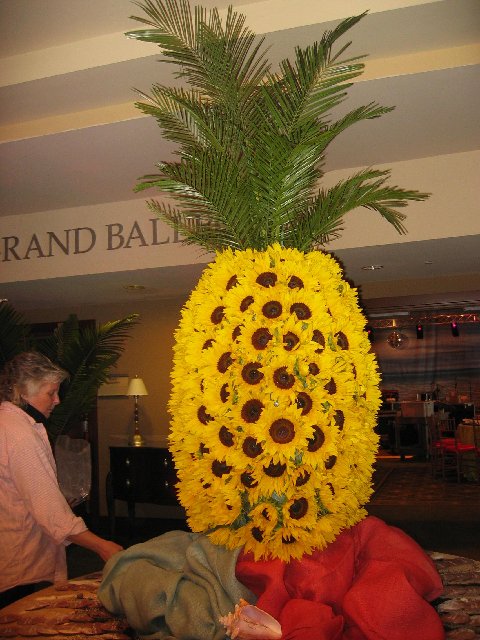 Pineapple Placecard Okay now thats what we call a centerpiece 